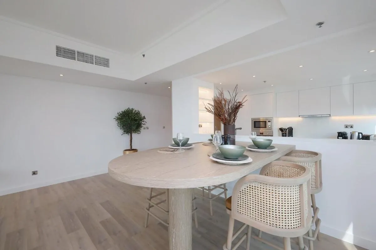 Luxury 3 Bed Apt With Golf Course Views Dubai