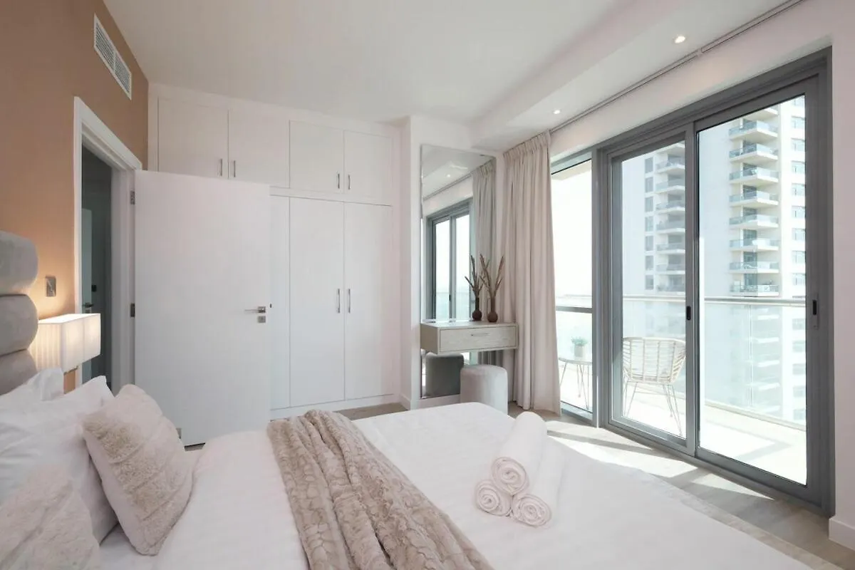 Luxury 3 Bed Apt With Golf Course Views Dubai