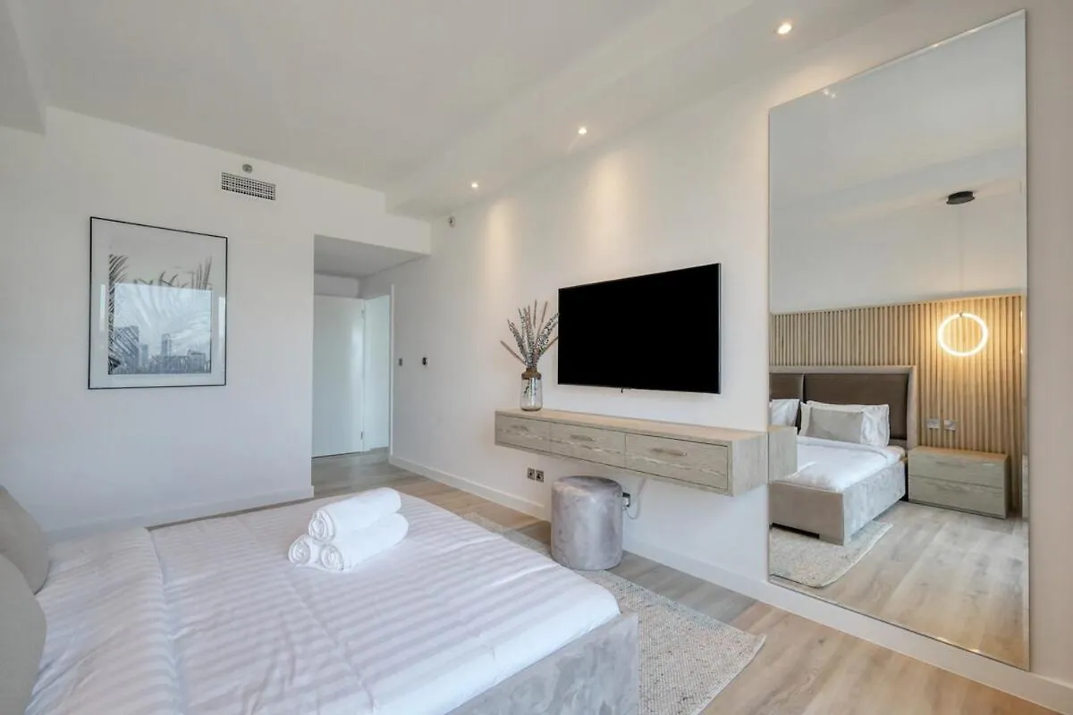 Luxury 3 Bed Apt With Golf Course Views Dubai 0*,  United Arab Emirates