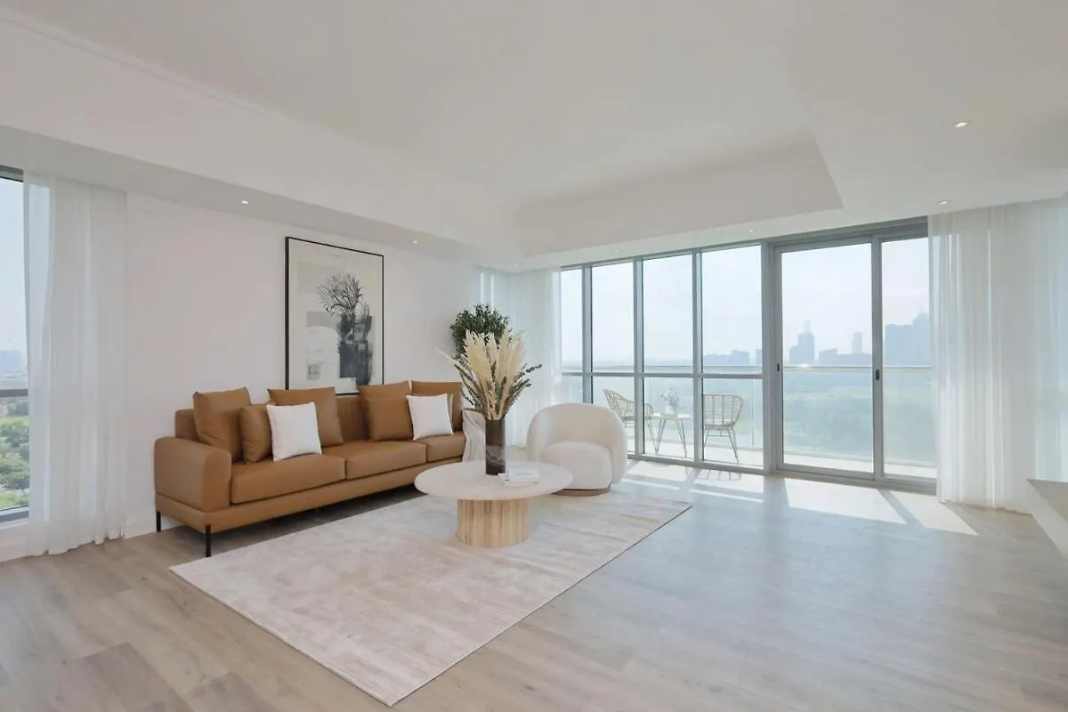 Luxury 3 Bed Apt With Golf Course Views Dubai