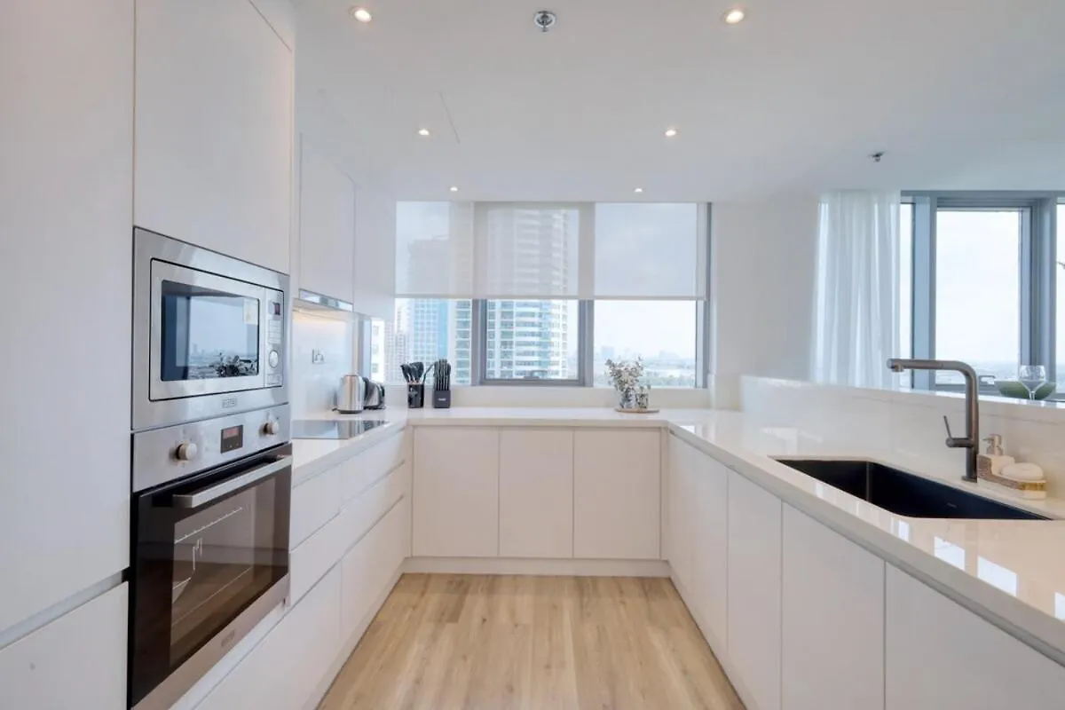 Luxury 3 Bed Apt With Golf Course Views Dubai United Arab Emirates