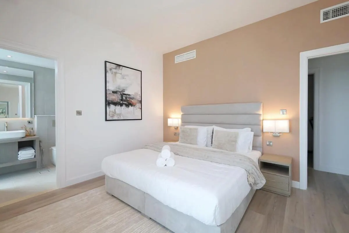 Apartment Luxury 3 Bed Apt With Golf Course Views Dubai United Arab Emirates
