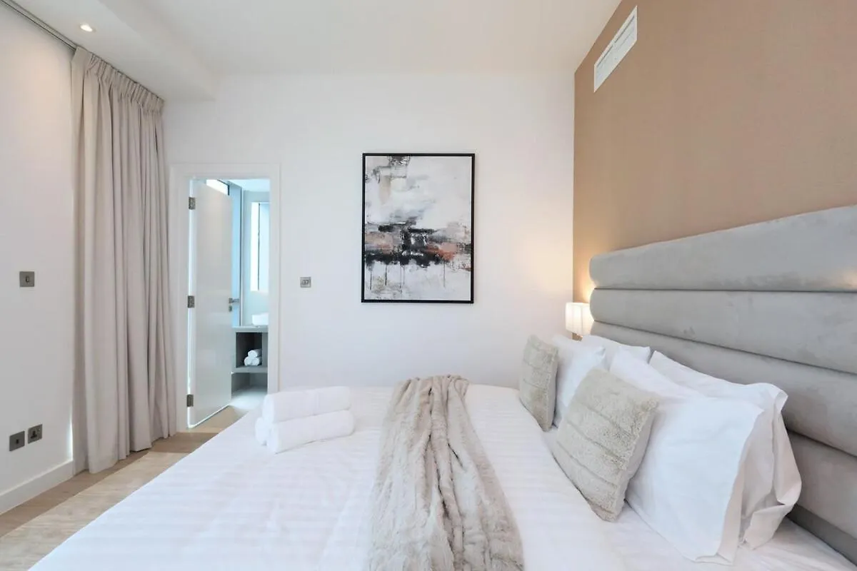 Luxury 3 Bed Apt With Golf Course Views Dubai United Arab Emirates