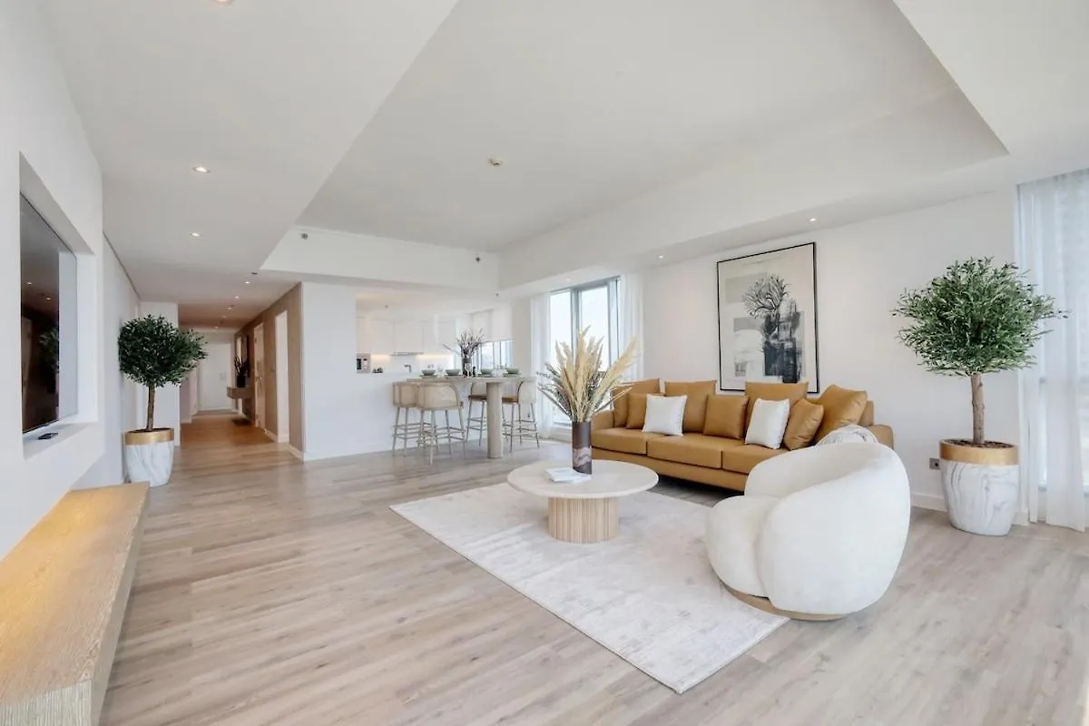 Luxury 3 Bed Apt With Golf Course Views Dubai