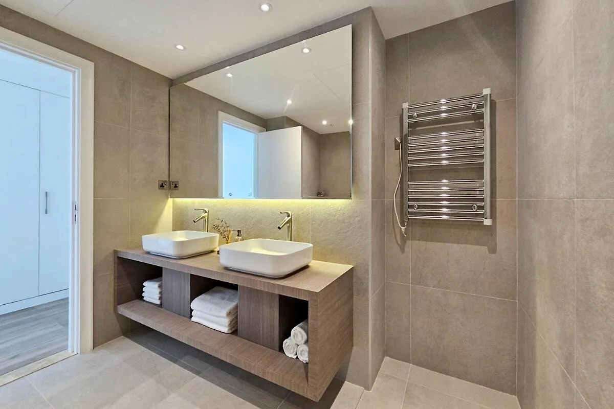 Apartment Luxury 3 Bed Apt With Golf Course Views Dubai